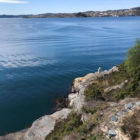 Koselig Nyoppusset 3 Roms Leilighet Med Egen Parkeringsplass I Rolige Omgivelse Naer Sjoen, 2 Mil Nord For Bergen Sentrum. Exteriör bild