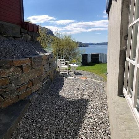 Koselig Nyoppusset 3 Roms Leilighet Med Egen Parkeringsplass I Rolige Omgivelse Naer Sjoen, 2 Mil Nord For Bergen Sentrum. Exteriör bild